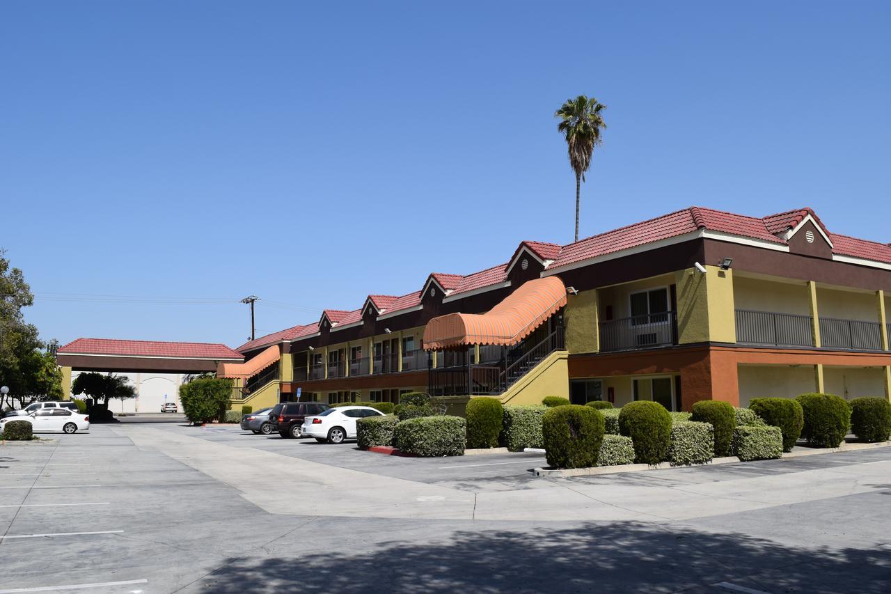 Budget Inn Ла Пуенте Екстериор снимка