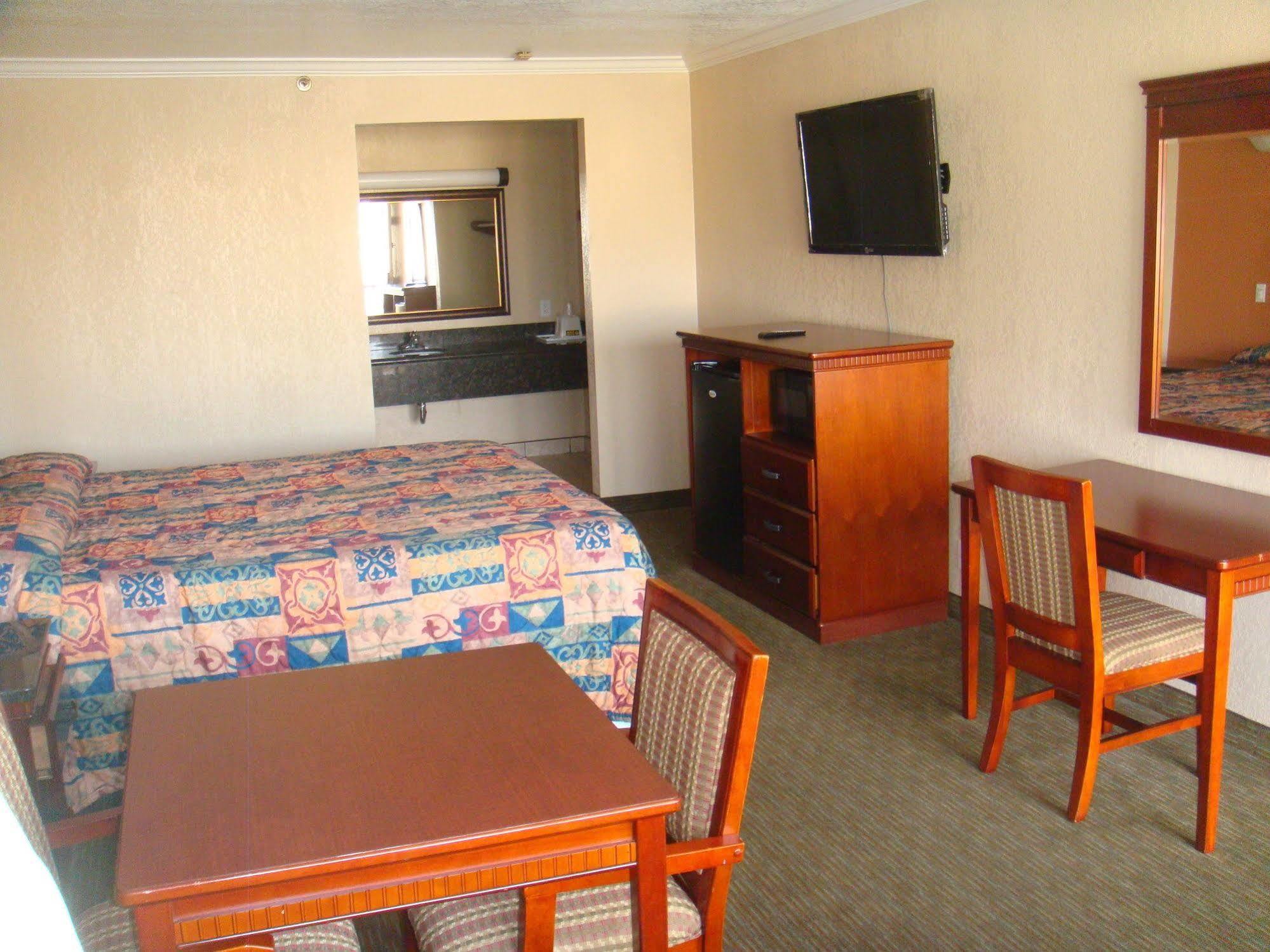 Budget Inn Ла Пуенте Екстериор снимка